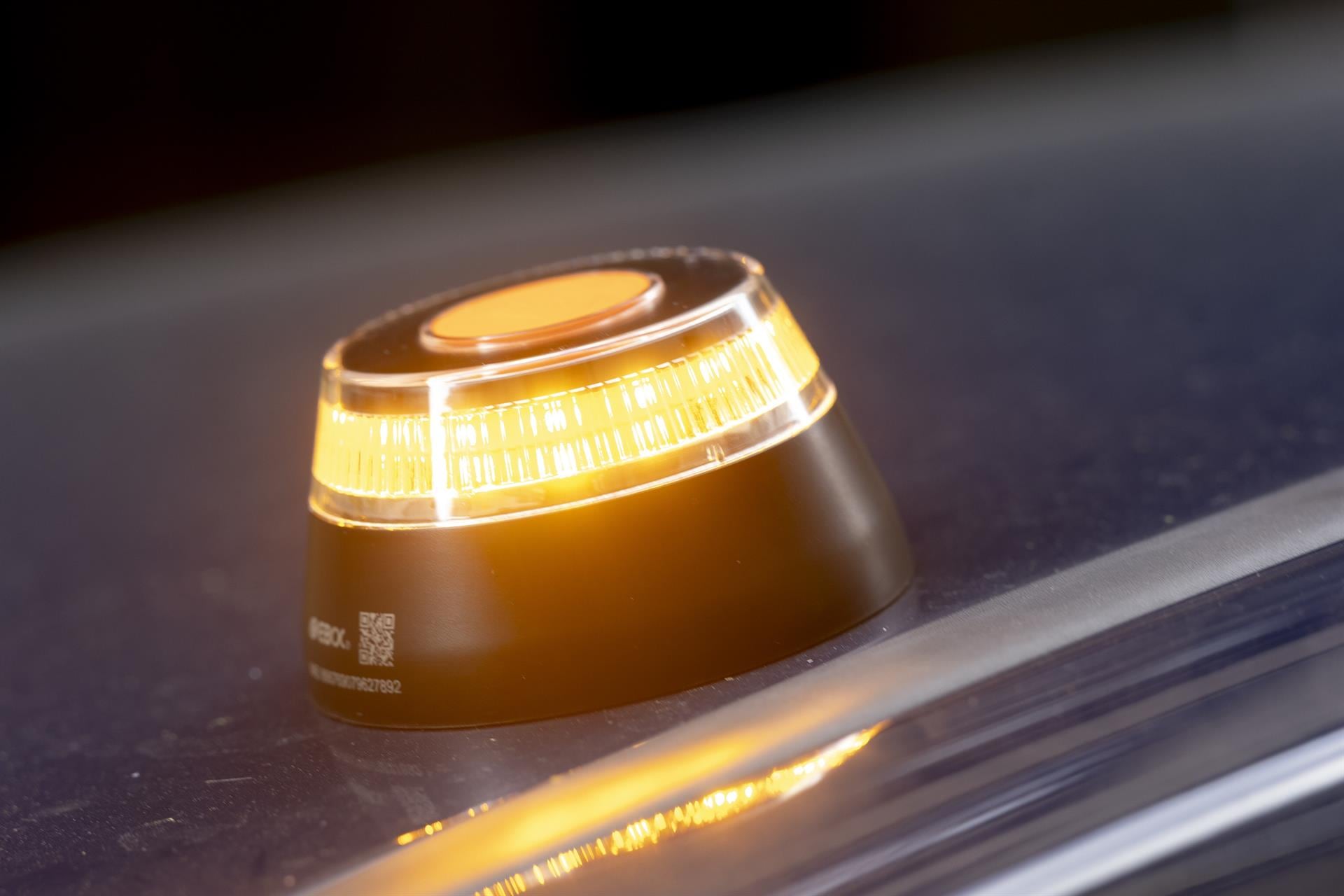 Una baliza V-16 sobre el techo de un vehículo (Europa Press)