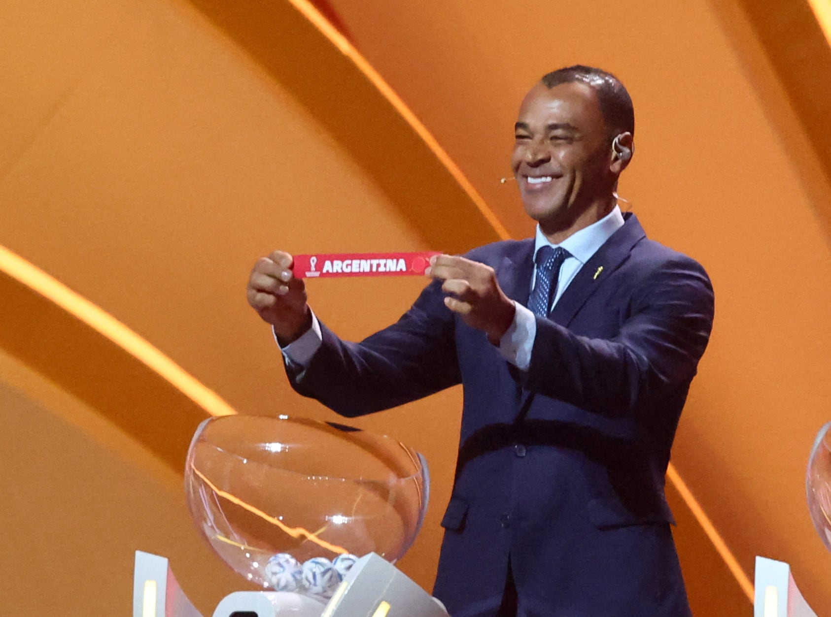 Cafú sacó la bolilla de Argentina en el sorteo de Qatar 2022 (Foto: Reuters/Ahmed Jadallah)