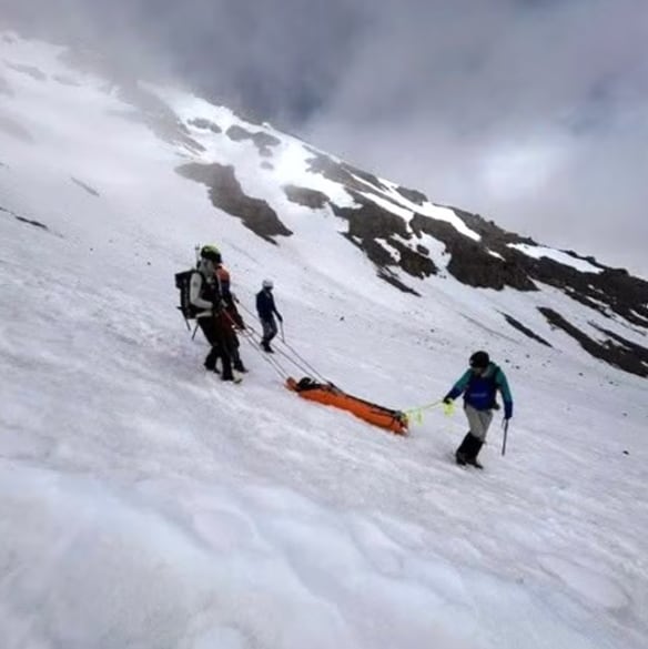 Una caída de vértigo en la montaña más desafiante de California puso a prueba los límites del cuerpo y la respuesta de los rescatistas (U.S. Forest Service/Mount Shasta Climbing Rangers)