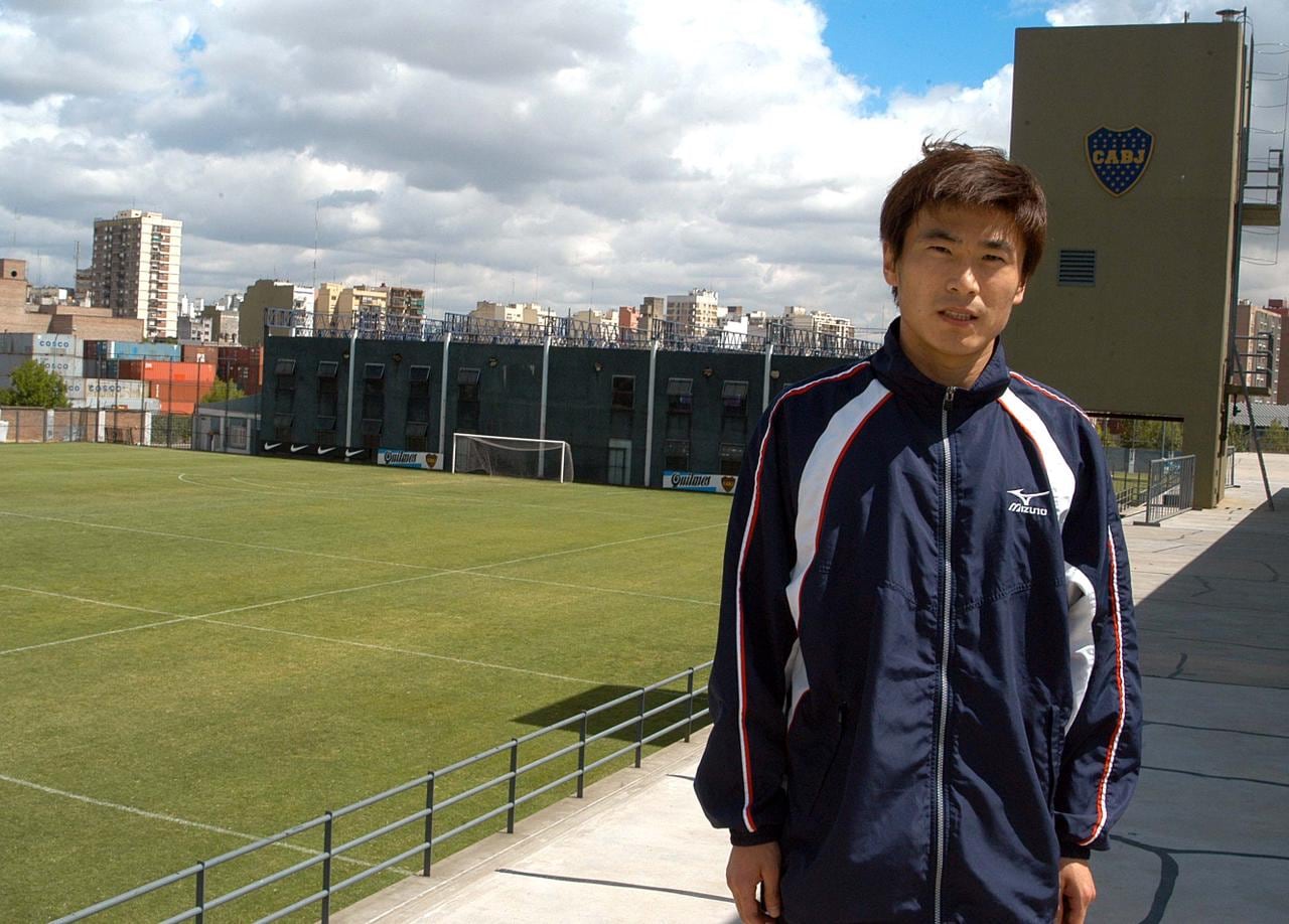 Imagen inédita: el chino Li Yao posa en una de las canchas de Casa Amarilla (@javierphotogamma)
