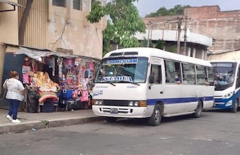 Los contratos de línea vencidos y la falta de inversión impiden renovar unidades antiguas en el sector transporte de El Salvador./ Cortesía