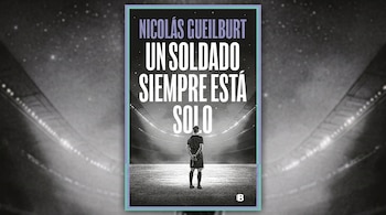 Cubierta de libro con título "Un Soldado Siempre Está Solo" y autor "Nicolás Gueilburt", figura de hombre de espaldas en campo de fútbol iluminado.