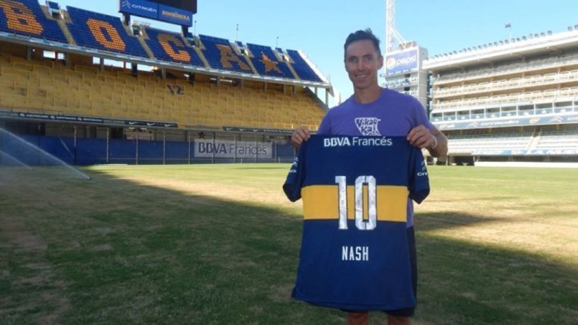 La foto de Steve Nash en la Bombonera (Crédito: bocajuniors.com.ar)