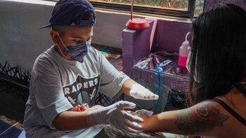 Demian previo a tatuar un