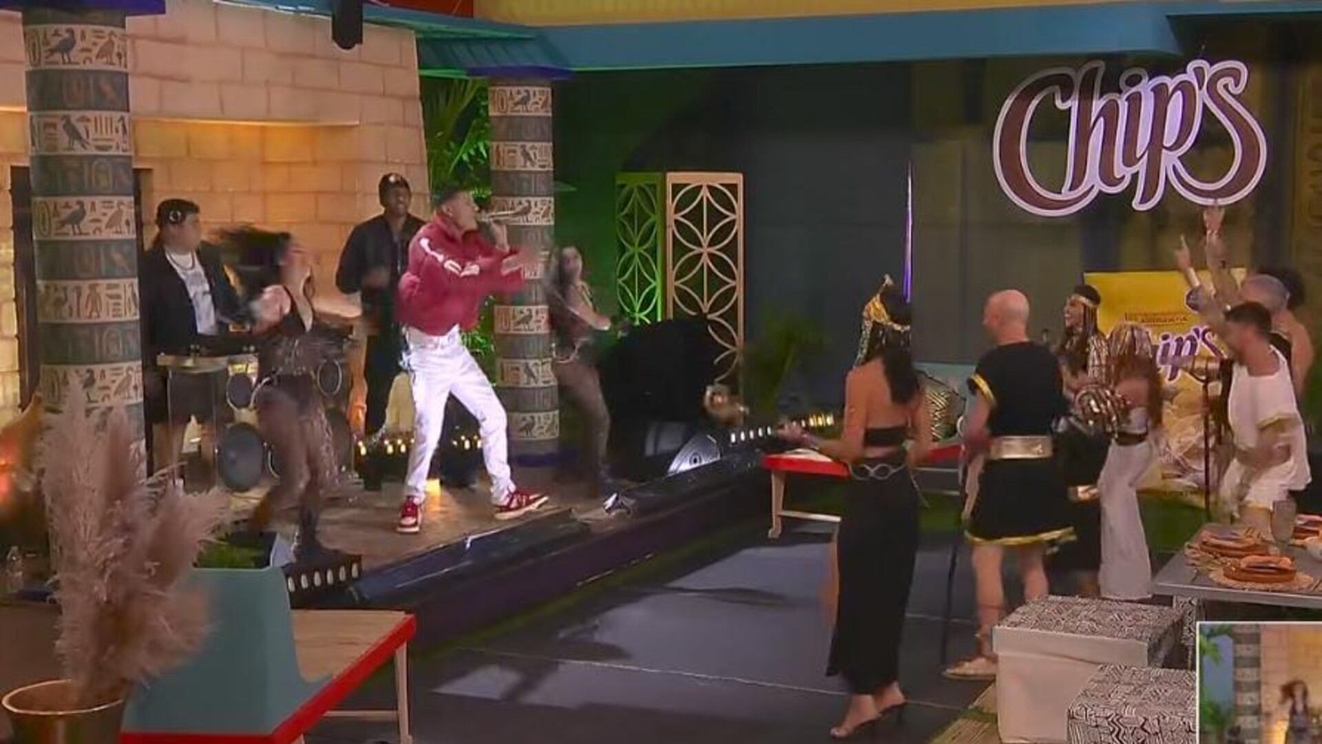 Los habitantes disfrutaron de su primer fiesta con música en vivo en compañía de El Bogueto y Uzielito Mix. Foto: (Captura de pantalla)