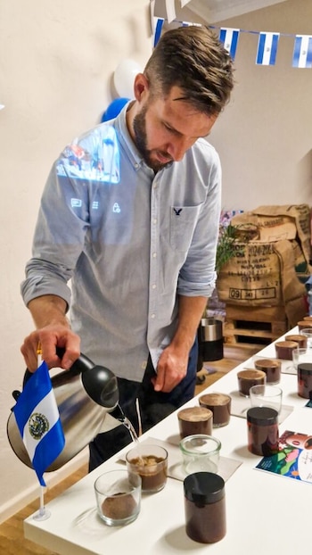 En Berlín, la embajada salvadoreña organizó una cata de café y una degustación de licores dirigida a importadores y propietarios de negocios de alimentos, bebidas y hospitalidad (Foto cortesía Cancillería de El Salvador)
