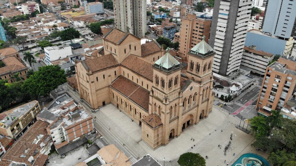 El intento de hurto ocurrió tras la misa del mediodía, en medio del tumulto de fieles que salían de la catedral de Medellín - crédito Arquidiócesis de Medellín