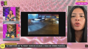 Pantalla dividida con una mujer en videollamada, dos presentadores en un set de televisión y un video de cámara de seguridad nocturno de una calle con automóviles. Contiene texto