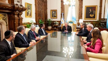 Alberto Fernández con las autoridades