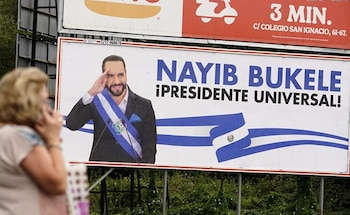Cinco vallas publicitarias en Oviedo presentan a Nayib Bukele como “presidente universal” y desatan debate en España. (Foto cortesía EFE)