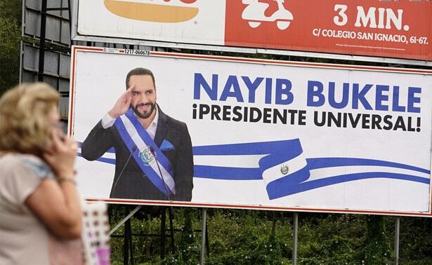 Cinco vallas publicitarias en Oviedo presentan a Nayib Bukele como “presidente universal” y desatan debate en España. (Foto cortesía EFE)