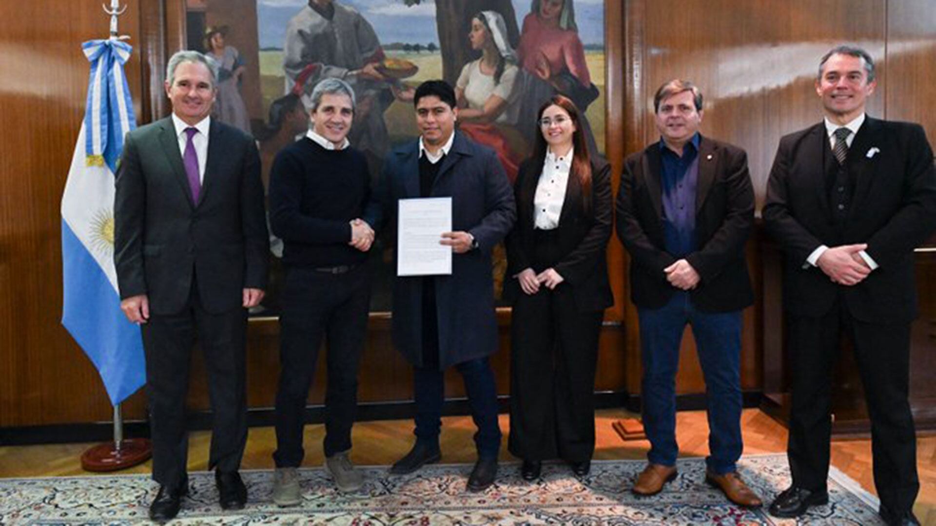 El ministro Luis Caputo con el gobernador de Santa Cruz, Claudio Vidal