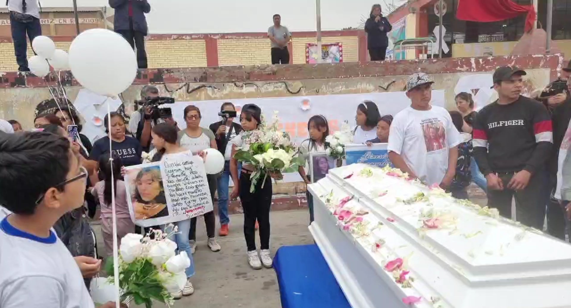 Con globos y rosas blancas se despiden de niña que consumió dos clonazepam en 2023.