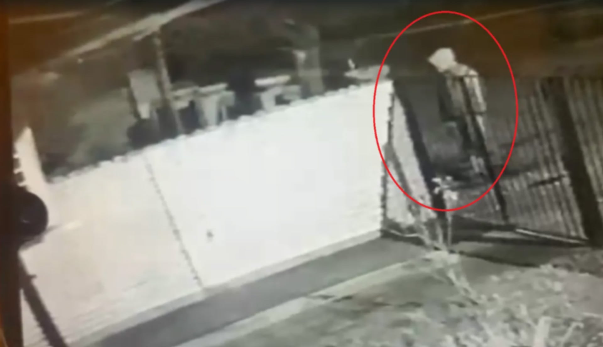Una imagen de cámara de seguridad muestra a un presunto delincuente en el exterior de una casa durante un robo en La Plata (0221)