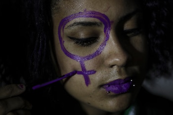 Una persona pinta el símbolo