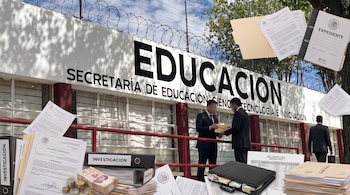 La Fiscalía sostiene que las plazas eran ofrecidas por cantidades que oscilaban entre 30 mil y 70 mil pesos. (Imagen ilustrativa generada con IA | Infobae México)