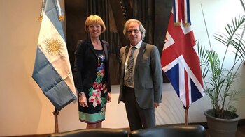 El vicecanciller Tettamanti recibió a su par británica Wendy Morton en su despacho de la Cancillería