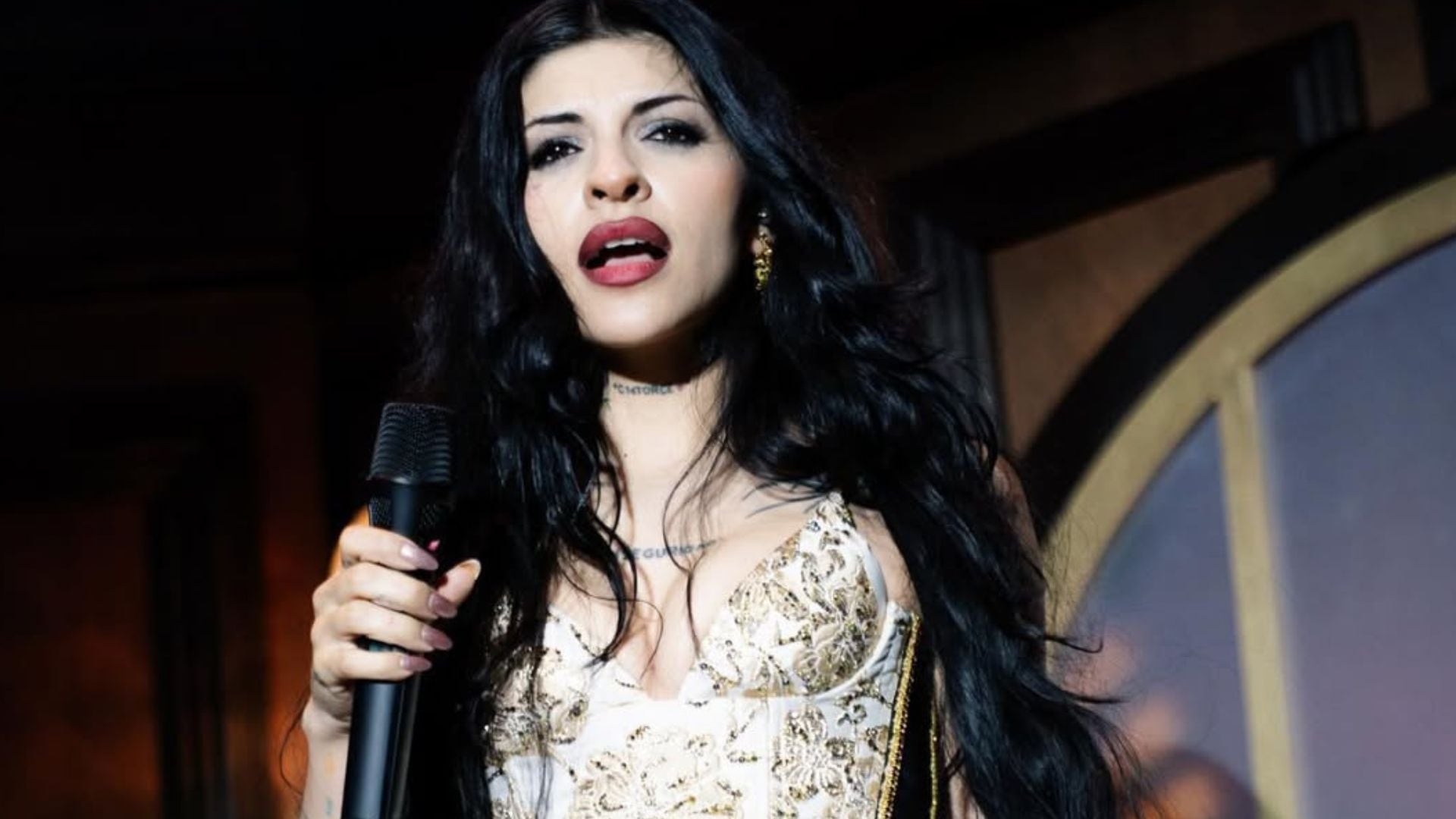 La cantante argentina recreó en el escenario la reacción de quienes la critican por su puesta en escena. (Instagram: Cazzu)