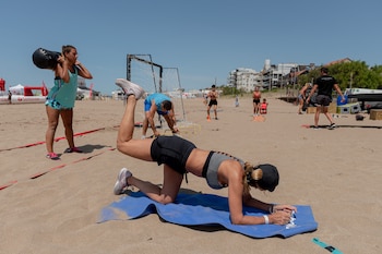 Un grupo de hombres y