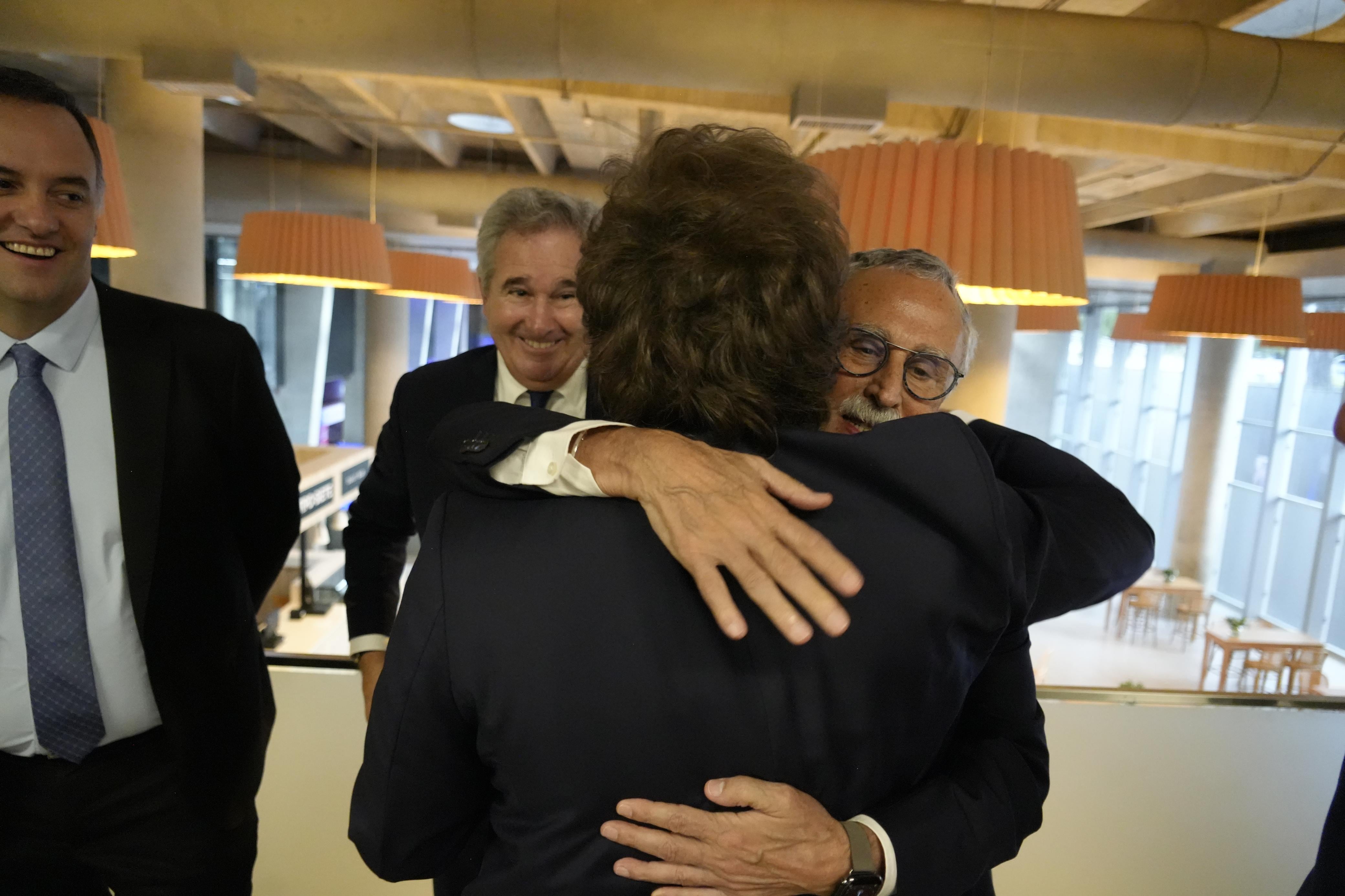 El ministro de Salud, Mario Lugones, se abraza con Javier Milei