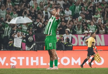 Edwin Cardona celebrando el gol de Atlético Nacional frente a la tribuna del Deportivo Independiente Medellín - crédito @nacionaloficial/Instagram