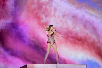 Taylor Swift durante el primer concierto de su gira Eras en el estadio Monumental en Buenos Aires, Argentina, el jueves 9 de noviembre de 2023. (Foto AP/Natacha Pisarenko)