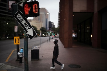 Un hombre camina a lo