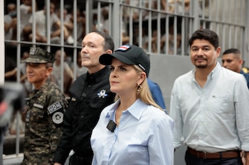 La presidenta de Costa Rica, Laura Fernández (c), visita el Centro de Confinamiento del Terrorismo (Cecot) este viernes, en Tecoluca (El Salvador). EFE/ Rodrigo Sura