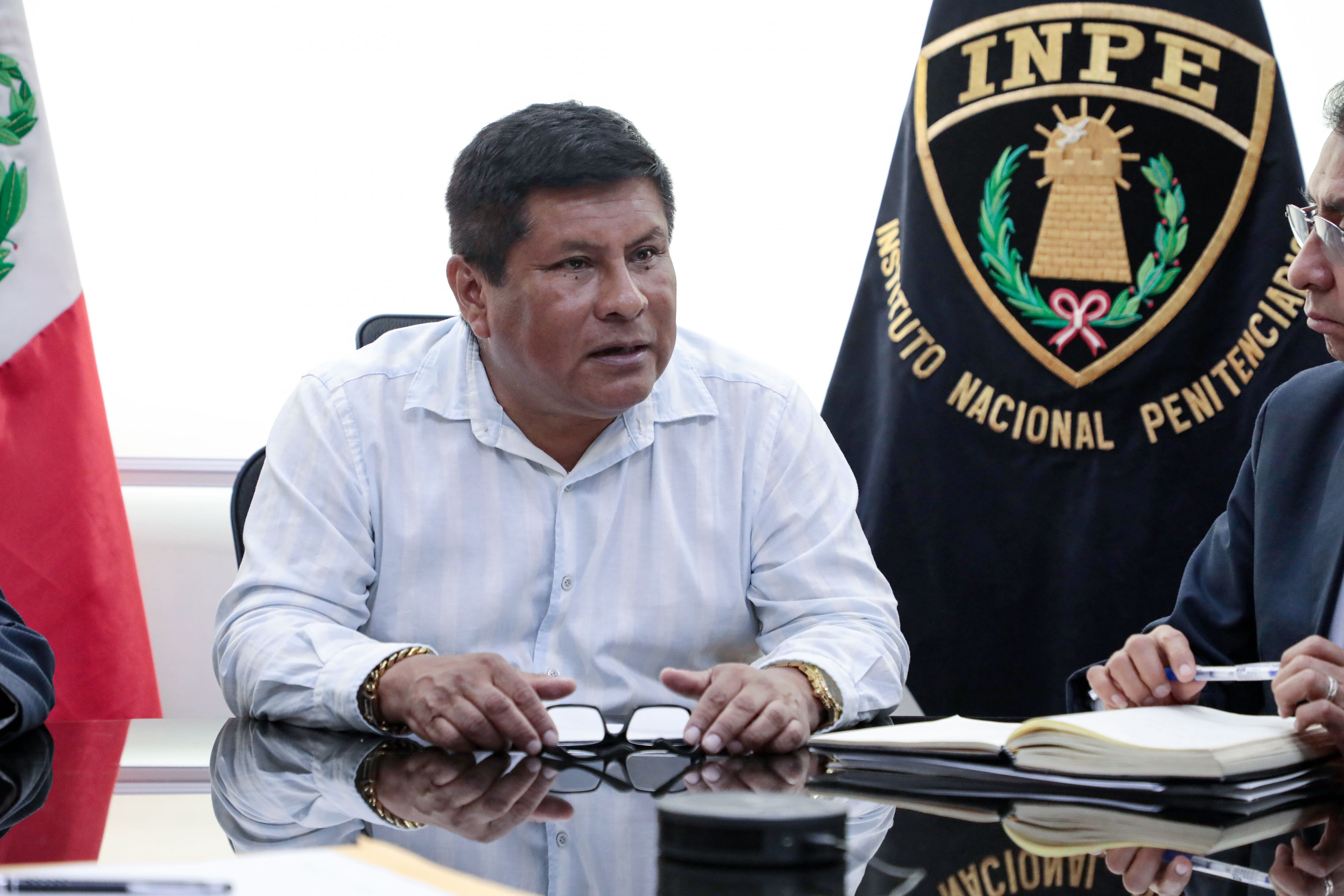 Ministro de Justicia ordena medidas disciplinarias contra jefe del INPE, implicado en sobornos e incumplimiento de funciones