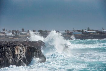 Grandes olas rompen contra las rocas en Binidalí, Mahón. EFE/ David Arquimbau Sintes/Archivo