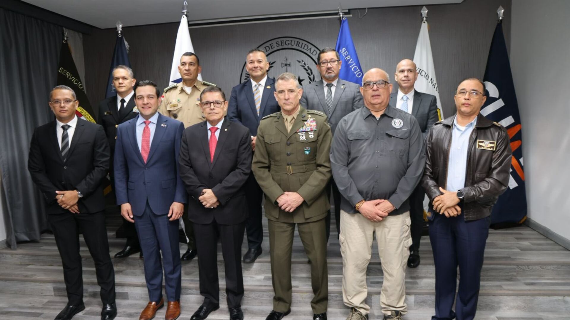 El jefe del Comando Sur de Estados Unidos, Francis L. Donovan, vestido con su uniforme militar, y otras autoridades en Panamá (@Southcom)