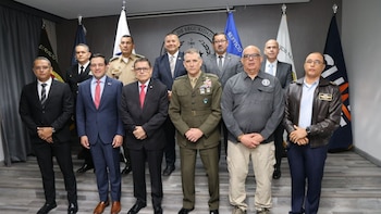 El jefe del Comando Sur de Estados Unidos, Francis L. Donovan, vestido con su uniforme militar, y otras autoridades en Panamá (@Southcom)
