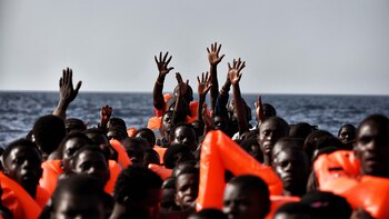 Conmoción por la muerte en medio del mar de un adolescente senegalés que intentaba llegar a Europa para cumplir su sueño de ser futbolista