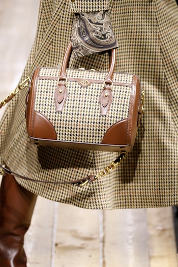 El tartán en colores beige y marrón, un clásico para el invierno. Los tamaños para las carteras de la temporada son medianos y se vieron de correa corta, para llevar de mano y al hombro, haciendo juego con el mismo estampado de la indumentaria