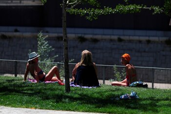 Tres mujeres toman el sol