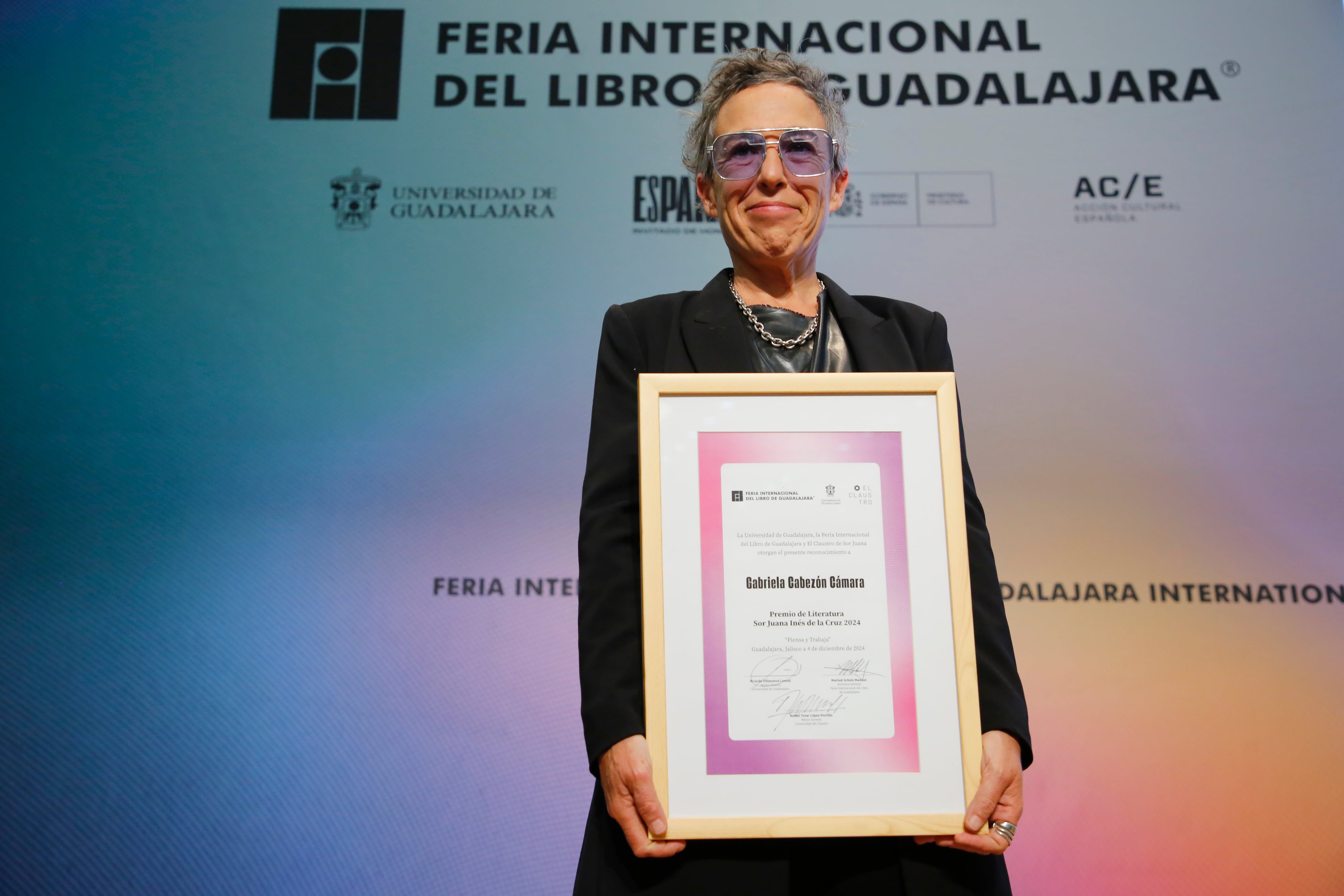 La escritora y periodista argentina Gabriela Cabezón Cámara, tras recibir el Premio de Literatura Sor Juana Inés de la Cruz 2024 (EFE/ Francisco Guasco)