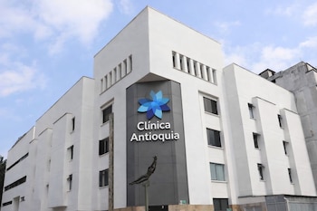 Clínica Antioquia, centro asistencial al que fue trasladada la funcionaria tras ser hallada gravemente herida y donde posteriormente se confirmó su fallecimiento - crédito Clinica Antioquia