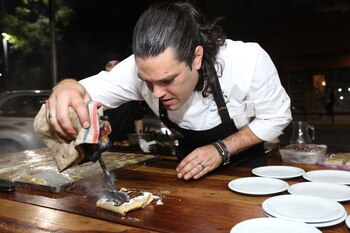 Agustin Brañas preparando el postre