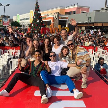 Bianca Bazo con el elenco de 'Papá en Apuros'.