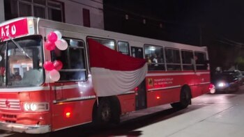 Atacaron con piedras un micro que llevaba un equipo de fútbol infantil en Miramar: hay un menor herido de gravedad