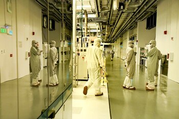 Los chips semiconductores se fabrican en la sala limpia de GlobalFoundries en Malta, N.Y. DEBE CRÉDITO: Foto para The Washington Post por Cindy Schultz