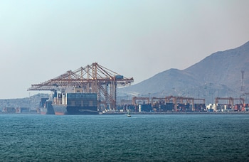 Imange de archivo de un buque portacontenedores atracando en el Puerto de Khor Fakkan, en Khor Fakkan, Emiratos Árabes Unidos
EFE/EPA/ALI HAIDER