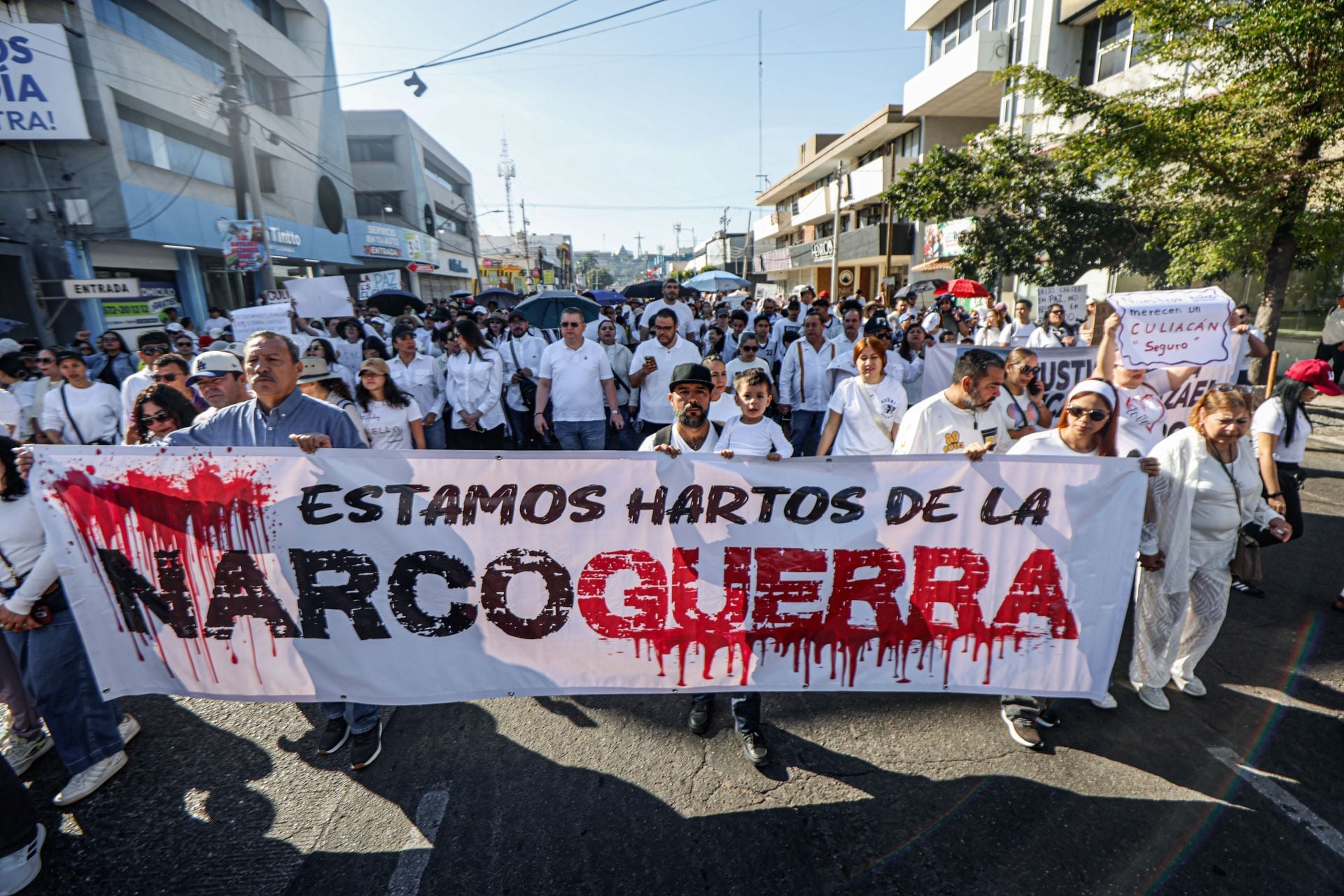 CULIACÁN, SINALOA, 22FEBRERO2026.- Miles de ciudadanos vestidos de blanco marcharon desde La Lomita hasta la Catedral para exigir justicia por el asesinato de Ricardo Mizael, joven de 16 años que perdió la vida el pasado 11 de febrero en el sector Los Ángeles. Al ritmo de música de banda y encabezados por su madre, Berenice López, familiares, amigos y sociedad en general levantaron consignas como “Por su memoria, por justicia, por la paz de nuestro Culiacán” y “Queremos paz, no más promesas vacías”, Gritos de fuera Rocha y fuera Morena, en una manifestación que evidenció el dolor colectivo y la exigencia de seguridad para la niñez y juventud sinaloense. FOTO: JOSÉ BETANZOS ZÁRATE/CUARTOSCURO.COM