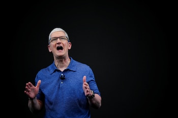 La visión de Tim Cook destaca que la realidad aumentada funcionará como una interfaz invisible entre el mundo físico y digital, transformando sectores como la educación y la industria. (Foto: REUTERS/Carlos Barria)
