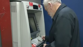 Cambio de tarjetas en cajeros, billetes falsos y enlaces fraudulentos: las modalidades de estafa que acechan a pensionistas en julio