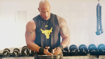 El licuado de Dwayne Johnson combina arroz, arándanos y 70 gramos de proteína para después de entrenar
