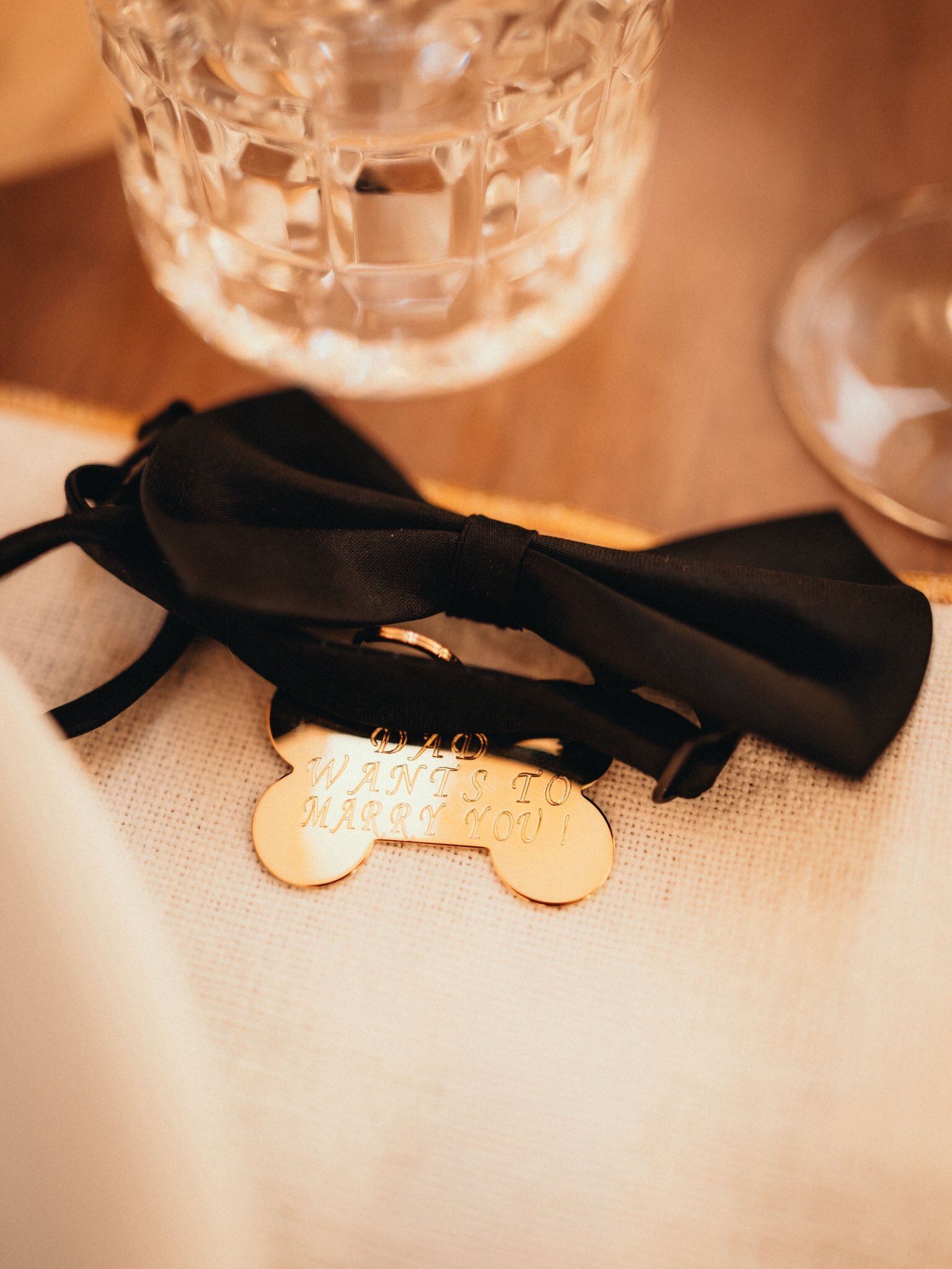 La placa que llevó Leo