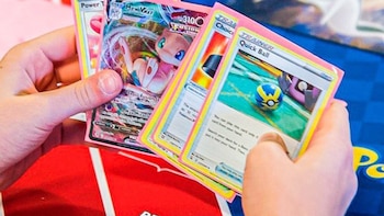 Por qué ahora escanean el rostro de los fans de Pokémon si quieren comprar un sobre de cartas