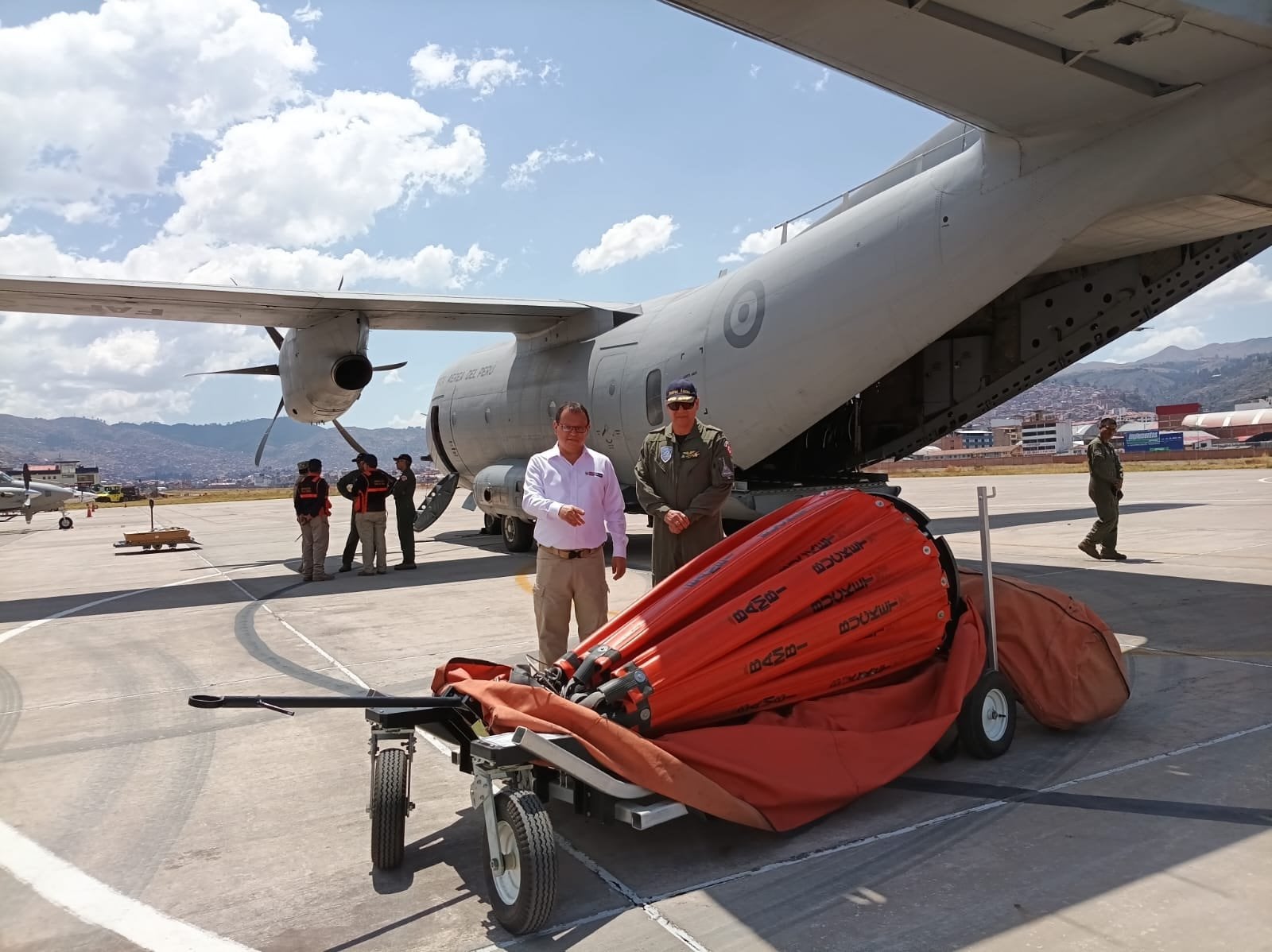 FAP despliega dos aviones cisternas para sofocar incendios forestales en Cusco