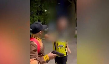 Dos jóvenes amenazaron y agredieron a otro en espacio público bajo la acusación de grabar supuestos robos, ante la ausencia de autoridades (captura de video)